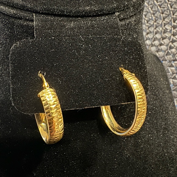 14K gold oval hoops - Picture 3 of 7